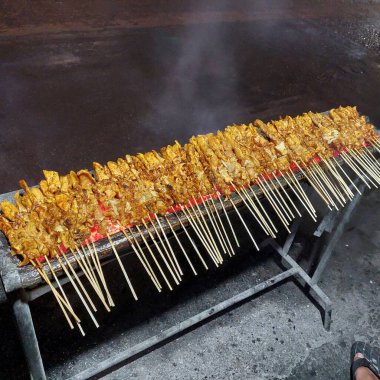 Baharatlı ve ızgaraya hazır tavuk yahnisi.