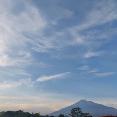 Dağın eteğindeki köy güzel manzaralı.