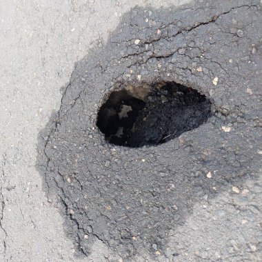 aşınmaya bağlı asfalt delinmiş.