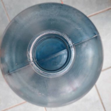 Litrelerce içme suyu doğrudan yukarıdan görülebilir.