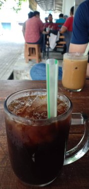 Geleneksel bir tezgahta buzlu çay