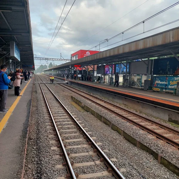 Tren istasyona girmek üzere.
