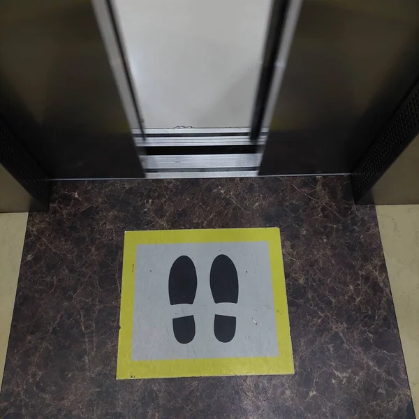 Entfernungsschild Fahrstuhl Halten Soziale Distanzierung — Stockfoto