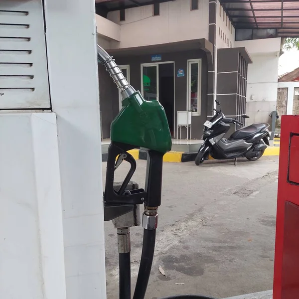 Yakıt türünü gösteren benzin istasyonunun başlığının rengi