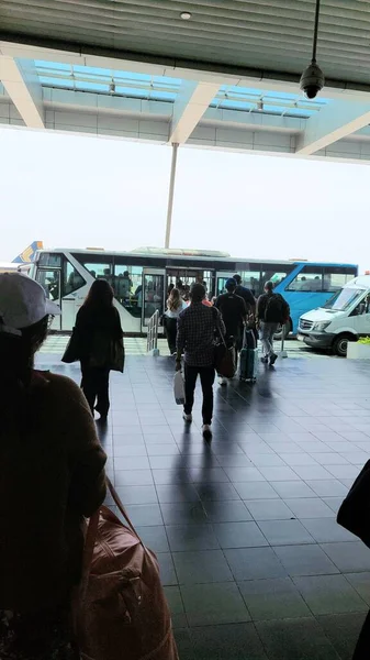 Passageiros Vão Para Ônibus Transporte Para Avião — Fotografia de Stock
