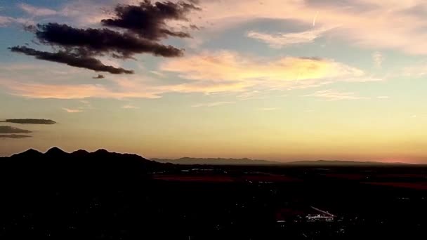 Повітряний Час Сутінках Над Метушливим Приміським Районом — стокове відео