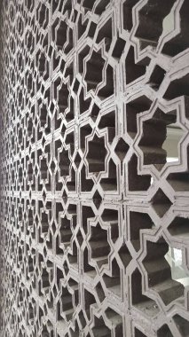 İslami temalı tasarımlar, kültürel projeler veya sanatsal altyapılar için uygun inanılmaz sanatsal yapılar sergileyen bir duvardaki İslami geometrik desen.