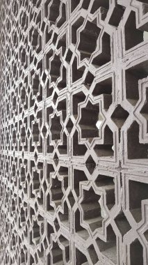 Kültürel estetik ve derinlik gerektiren arkaplan, poster ve iç tasarım projeleri için ideal, büyüleyici geometrik desenli İslam esinlenilmiş duvar.