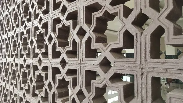 İslami esinlenilmiş desenler beton duvarı süsler, karmaşık tasarım sergiler. Tasarım projelerinde altyapı, mimari kavramlar ve dini temalar için uygundur.