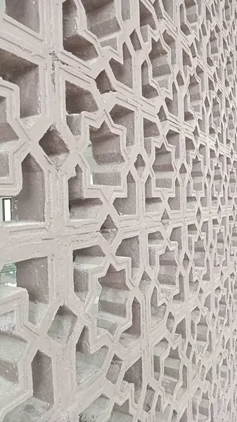 İslam sanatı geometrik desenli bir duvarda sergileniyor. Özgeçmişlere, posterlere, İslami temalı tasarımlara, kültürel sunumlara ve eğitim materyallerine uygun.