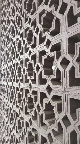 Kültürel estetik ve derinlik gerektiren arkaplan, poster ve iç tasarım projeleri için ideal, büyüleyici geometrik desenli İslam esinlenilmiş duvar.