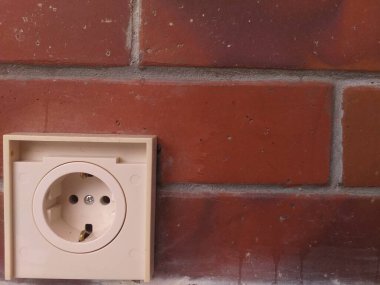 Duvarda elektrik prizi var. İç tasarım, ev geliştirme, elektrik işleri, inşaat, kentsel fotoğrafçılık ve teknoloji temaları için elverişli.