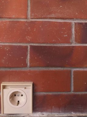 Duvardaki beyaz bir elektrik prizinin portresi. Ev geliştirme, elektrik bakımı, enerji, güç, teknoloji kavramı için elverişli.