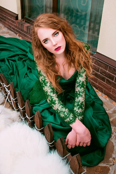 Руда Імбир Красива Молода Жінка Довгій Зеленій Сукні — стокове фото