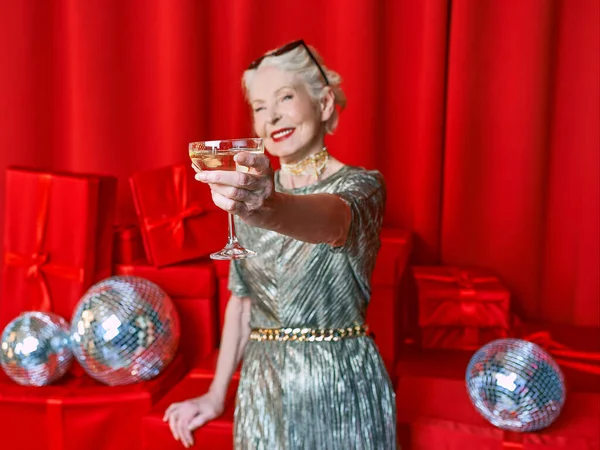 Senior Elegante Donna Elegante Con Bicchiere Spumante Sfondo Rosso Festa — Foto Stock