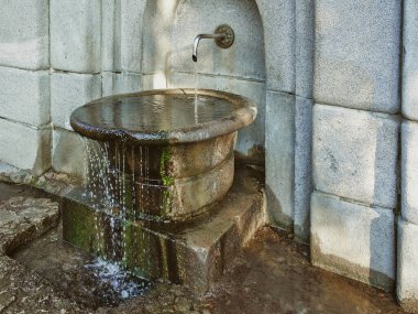 Parktaki su kaynağı.