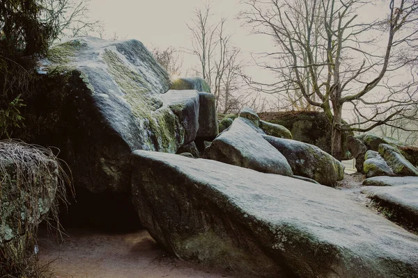 冬の公園の巨大な丸い冷凍石は — ストック写真