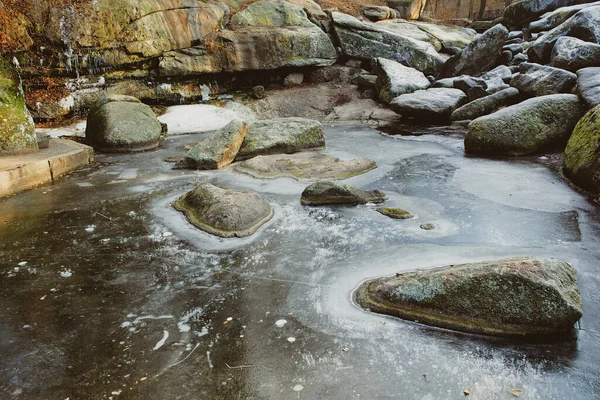 Batu Bulat Besar Beku Taman Musim Dingin — Stok Foto