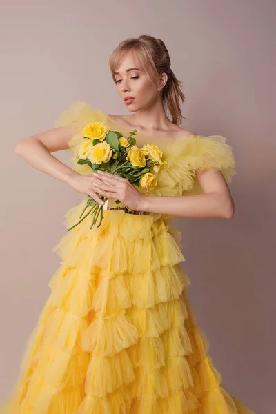 Sarı Güllü Sarı Elbiseli Güzel Sarışın Beyaz Bir Kadın Moda — Stok fotoğraf