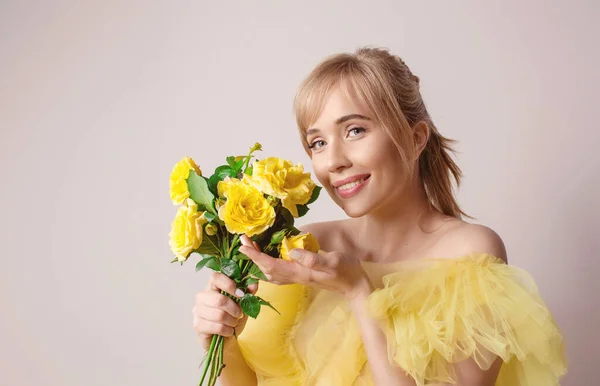 Schöne Junge Blonde Kaukasierin Gelbem Kleid Mit Gelben Rosen Mode — Stockfoto
