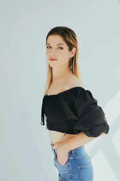 Belle Jeune Femme Caucaisn Mince Fleur Noire Jeans Sur Fond — Photo