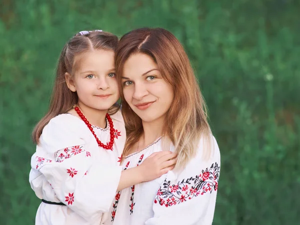 白人可爱的小女孩抱着她的母亲 乌克兰民族服装 — 图库照片