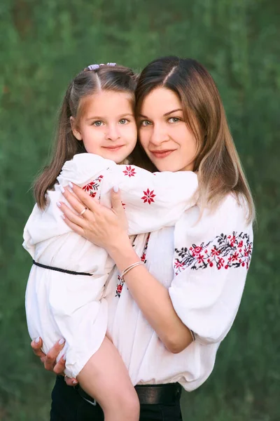 Caucasian Adorable Little Girl Cuddling Her Mother Ukrainian National Clothes — Stock Photo, Image