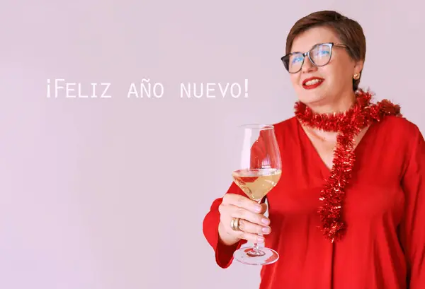 Mujer Mayor Madura Con Estilo Blusa Roja Con Copa Vino —  Fotos de Stock