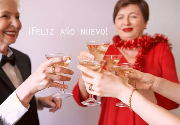 Año Nuevo Celebrando Las Manos Con Copas Vino Espumoso Blanco —  Fotos de Stock
