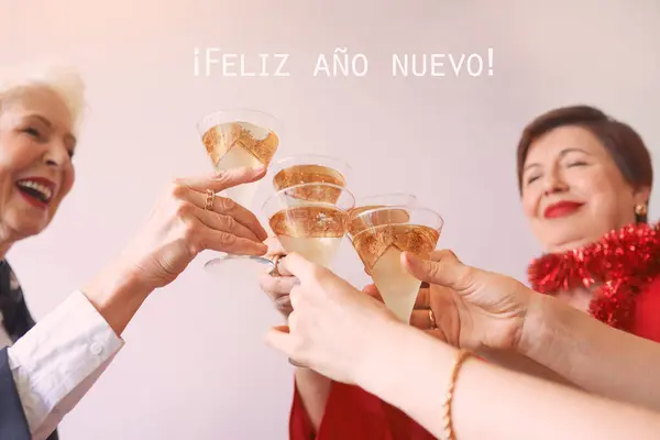 Año Nuevo Celebrando Las Manos Con Copas Vino Espumoso Blanco — Foto de Stock