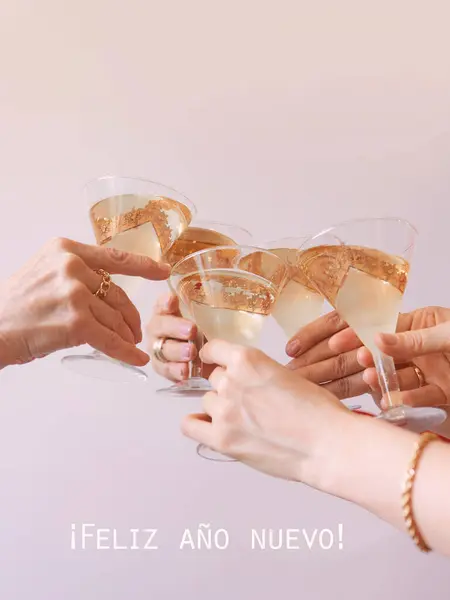 Año Nuevo Celebrando Las Manos Con Copas Vino Espumoso Blanco — Foto de Stock