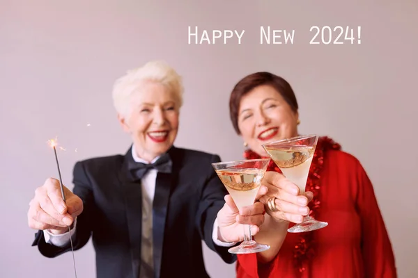 Dvě Krásné Stylové Starší Ženy Oslavující Nový Rok Zábava Párty — Stock fotografie
