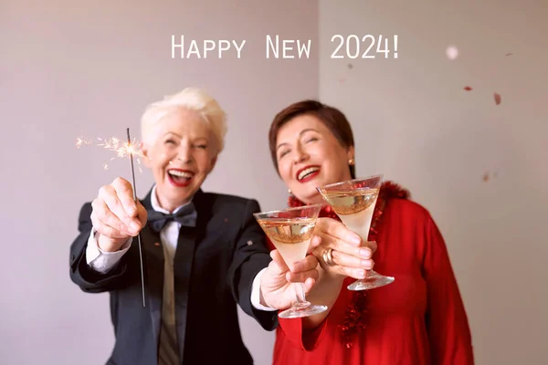 两位漂亮时尚成熟的老年女性庆祝新年 庆祝概念 — 图库照片