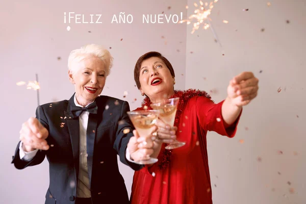 Dos Hermosas Mujeres Maduras Maduras Elegantes Celebrando Año Nuevo Diversión —  Fotos de Stock
