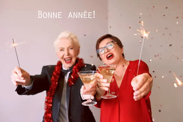 Duas Mulheres Seniores Maduras Elegantes Bonitas Que Celebram Ano Novo — Fotografia de Stock