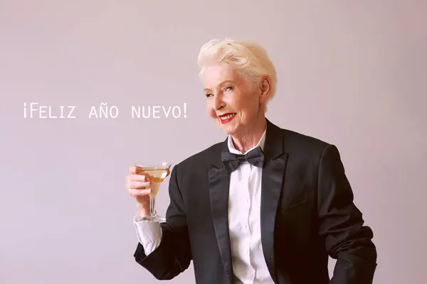 Mujer Mayor Madura Con Estilo Esmoquin Con Copa Vino Espumoso — Foto de Stock