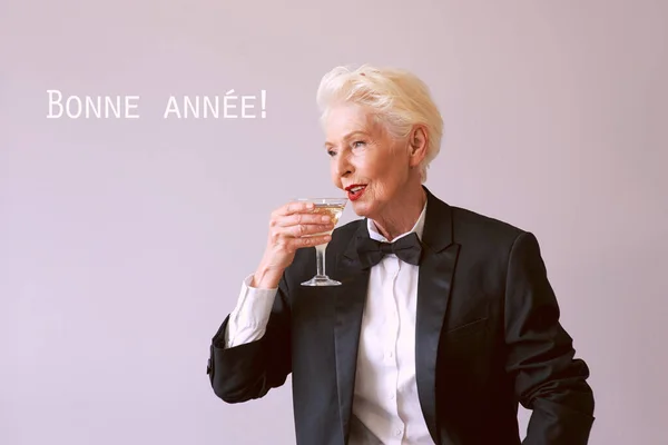 Élégante Femme Âgée Mature Smoking Avec Verre Vin Mousseux Célébrant — Photo