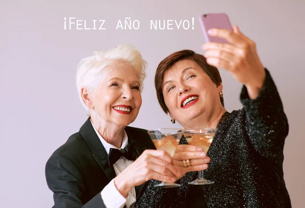 Twee Mooie Stijlvolle Oudere Vrouwen Die Wijn Drinken Selfie Foto — Stockfoto