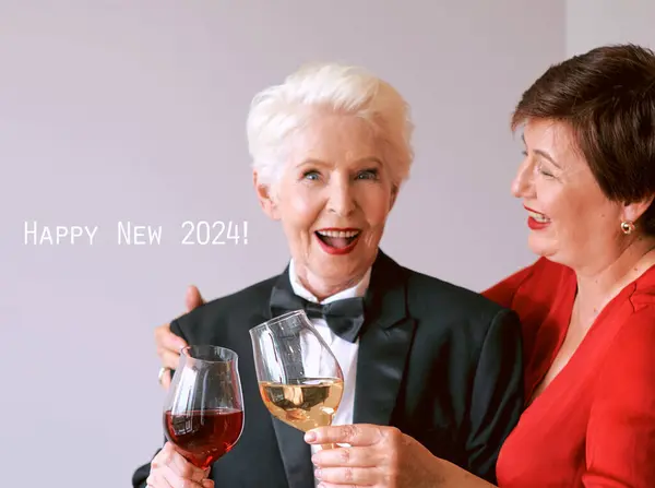 Δύο Όμορφες Κομψές Ώριμες Ηλικιωμένες Γυναίκες Γιορτάζουν Νέο Έτος Διασκέδαση — Φωτογραφία Αρχείου