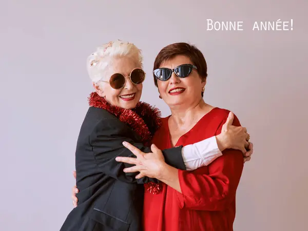 Dos Hermosas Mujeres Maduras Maduras Elegantes Celebrando Año Nuevo Diversión — Foto de Stock