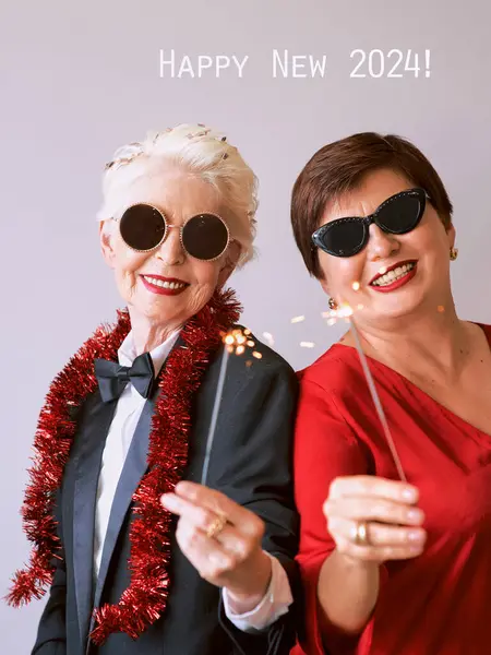 Dwie Piękne Dojrzałe Starsze Panie Świętujące Nowy Rok Zabawa Impreza — Zdjęcie stockowe