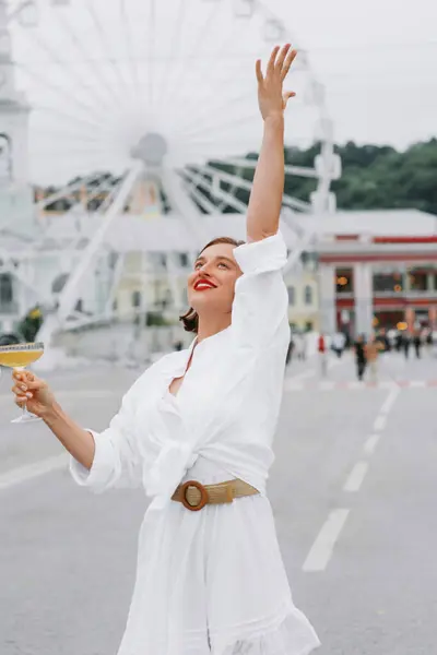 Красивая Женщина Белое Платье Стоит Бокалом Вина Площади Города Колеса Лицензионные Стоковые Фото