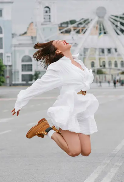 Счастливая Женщина Белом Платье Прыгает Городской Площади Колесом Обозрения Заднем Лицензионные Стоковые Изображения