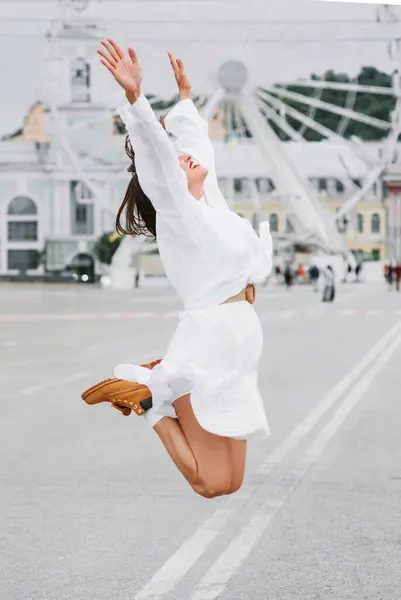 Счастливая Женщина Белом Платье Прыгает Городской Площади Колесом Обозрения Заднем Стоковое Изображение