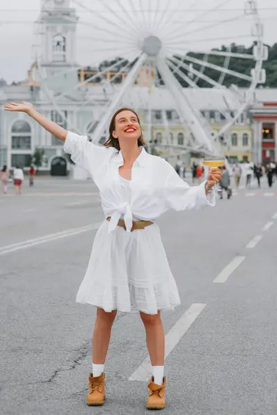 Красивая Счастливая Женщина Белое Платье Стоит Бокалом Вина Площади Города Стоковая Картинка