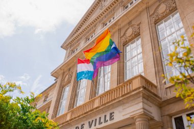 Avrupa Birliği, LGBTQ + ve Lüksemburg bayrakları binada. Esch-Sur-Alzette, Lüksemburg - 8 Temmuz 2023 - Lüksemburg Gururu. Eşitlik Marşı.