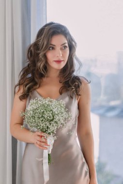 Elinde bir buket çiçekle gelin.