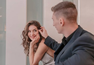 Romantik ve zarif bir çift şefkatli bir öpücük, sarılma ve şefkat paylaşıyor.