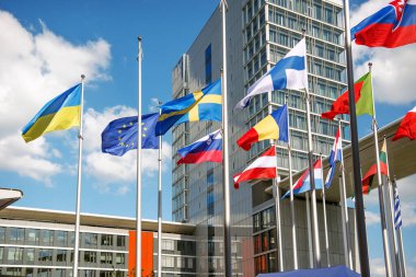 Avrupa Birliği, İsveç, Ukrayna, Finlandiya, Slovenya, Slovakya, Lüksemburg, Hollanda, Romanya, Avusturya, Litvanya, Almanya ve Belçika bayrakları.