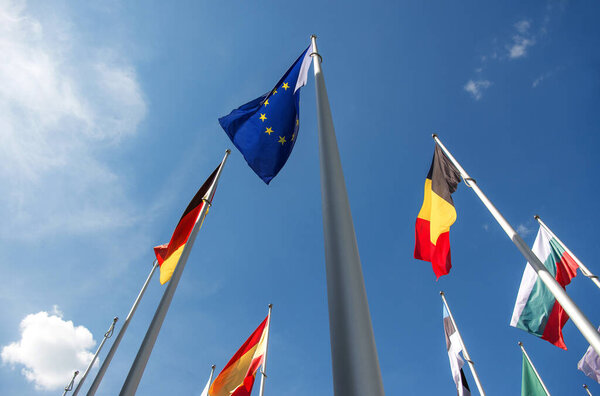Флаги Европейского Союза, Германии и Бельгии, размахивающие ветром.